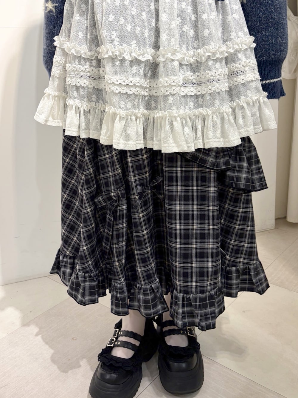 ホワイト系のTシャツ/カットソー、ブラック系のスカート、ホワイト系のスカートを着用したレディースの夏コーディネートの8枚目の写真
