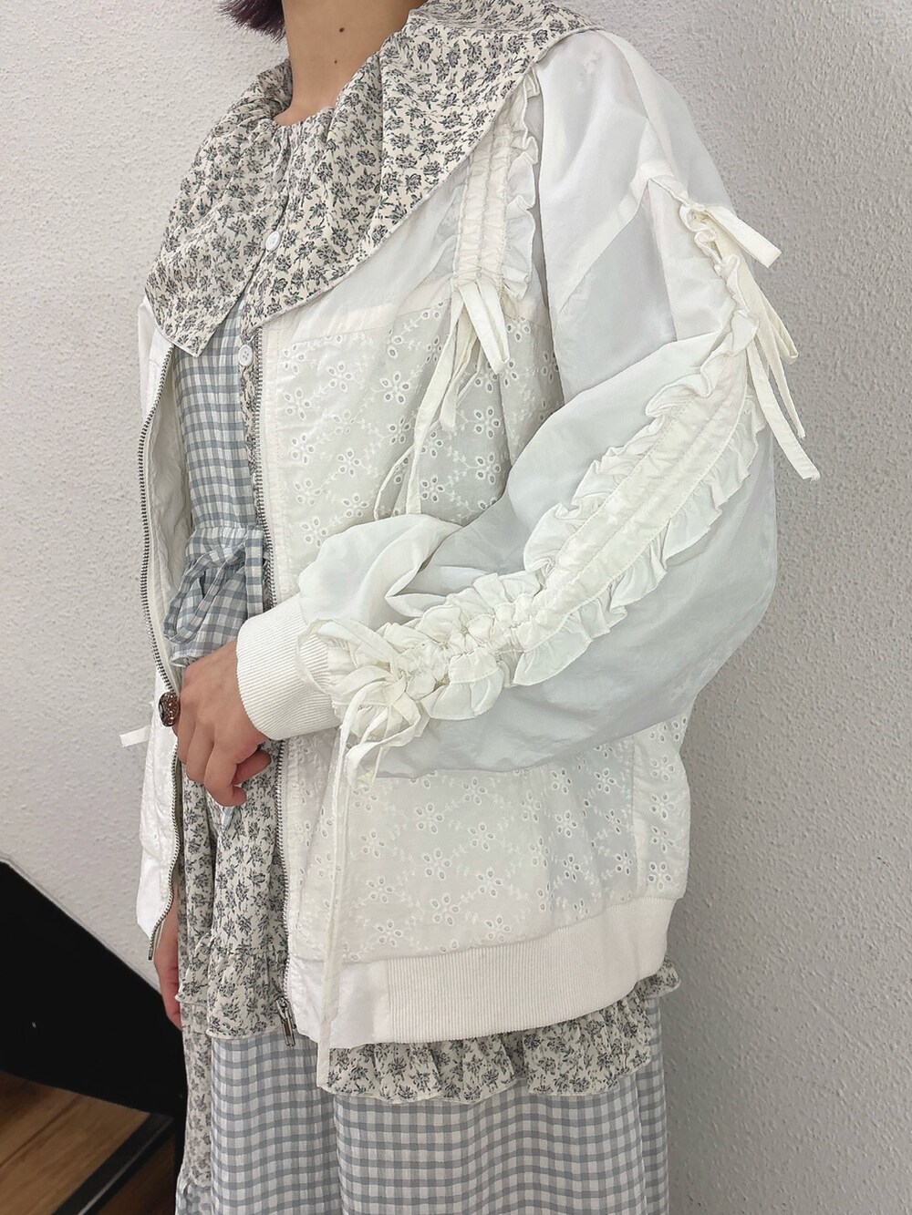 ブルー系のワンピース、ホワイト系のブルゾン、ピンク系のパンプスを着用したレディースの冬コーディネートの4枚目の写真