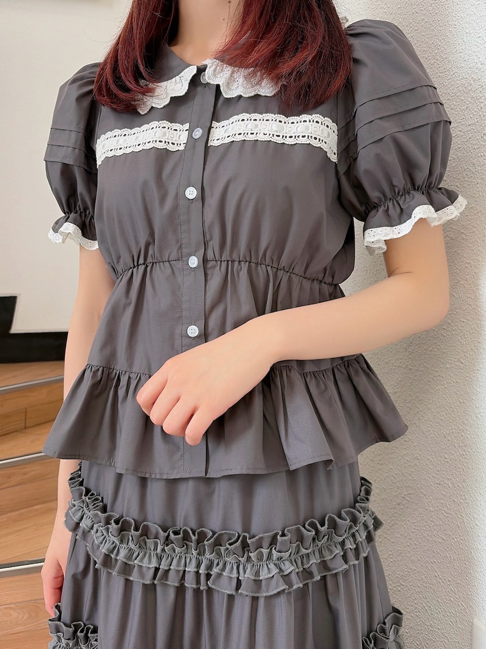 グレー系のシャツ/ブラウス、グレー系のスカート、ブラック系のパンプスを着用したレディースの夏コーディネートの5枚目の写真