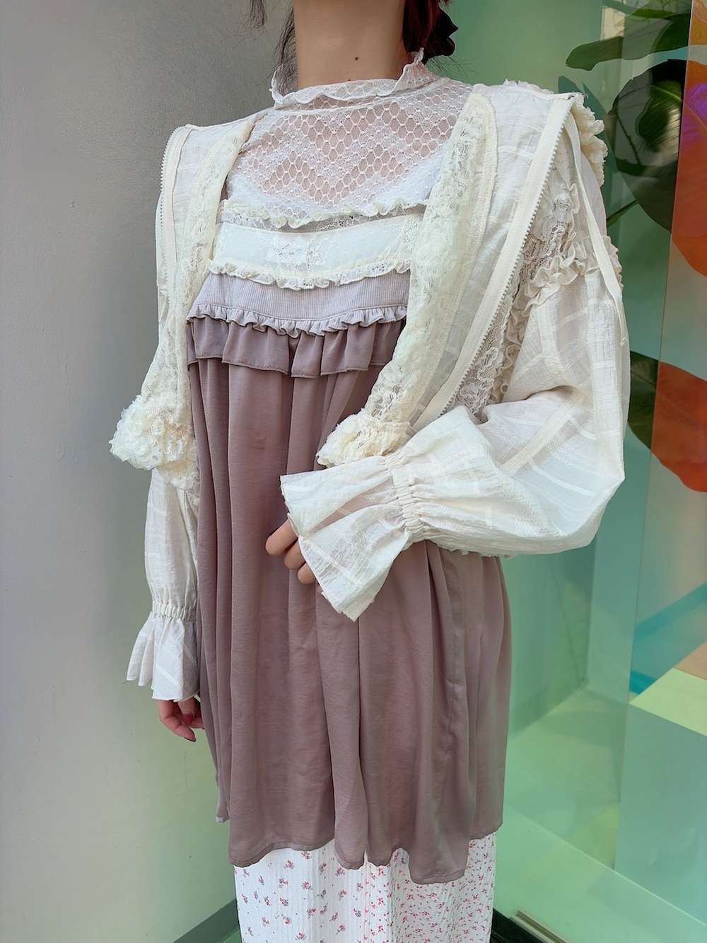 パープル系のその他トップス、ピンク系のスカート、ブルー系のスニーカーを着用したレディースの冬コーディネートの5枚目の写真