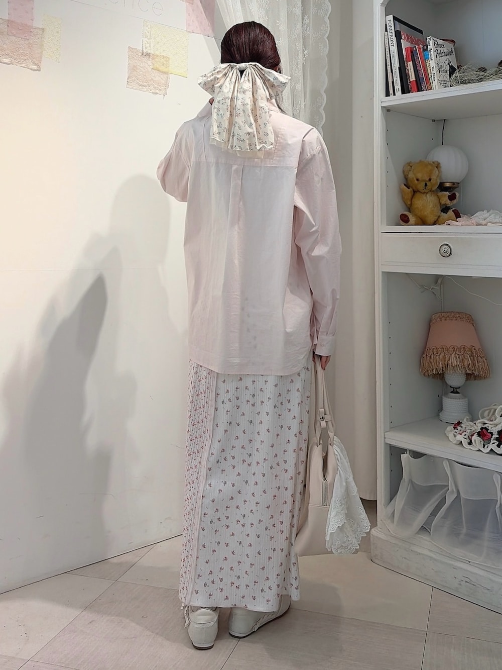 ピンク系のシャツ/ブラウス、ピンク系のスカート、ベージュ系のボストンバッグを着用したレディースの冬コーディネートの2枚目の写真