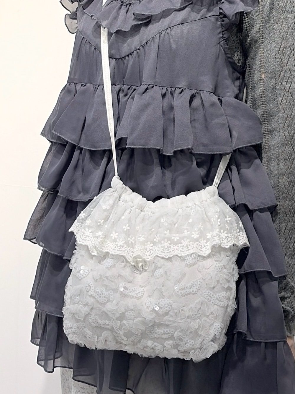 ホワイト系のその他パンツ、グレー系のニット/セーター、グレー系のシャツ/ブラウスを着用したレディースの夏コーディネートの6枚目の写真