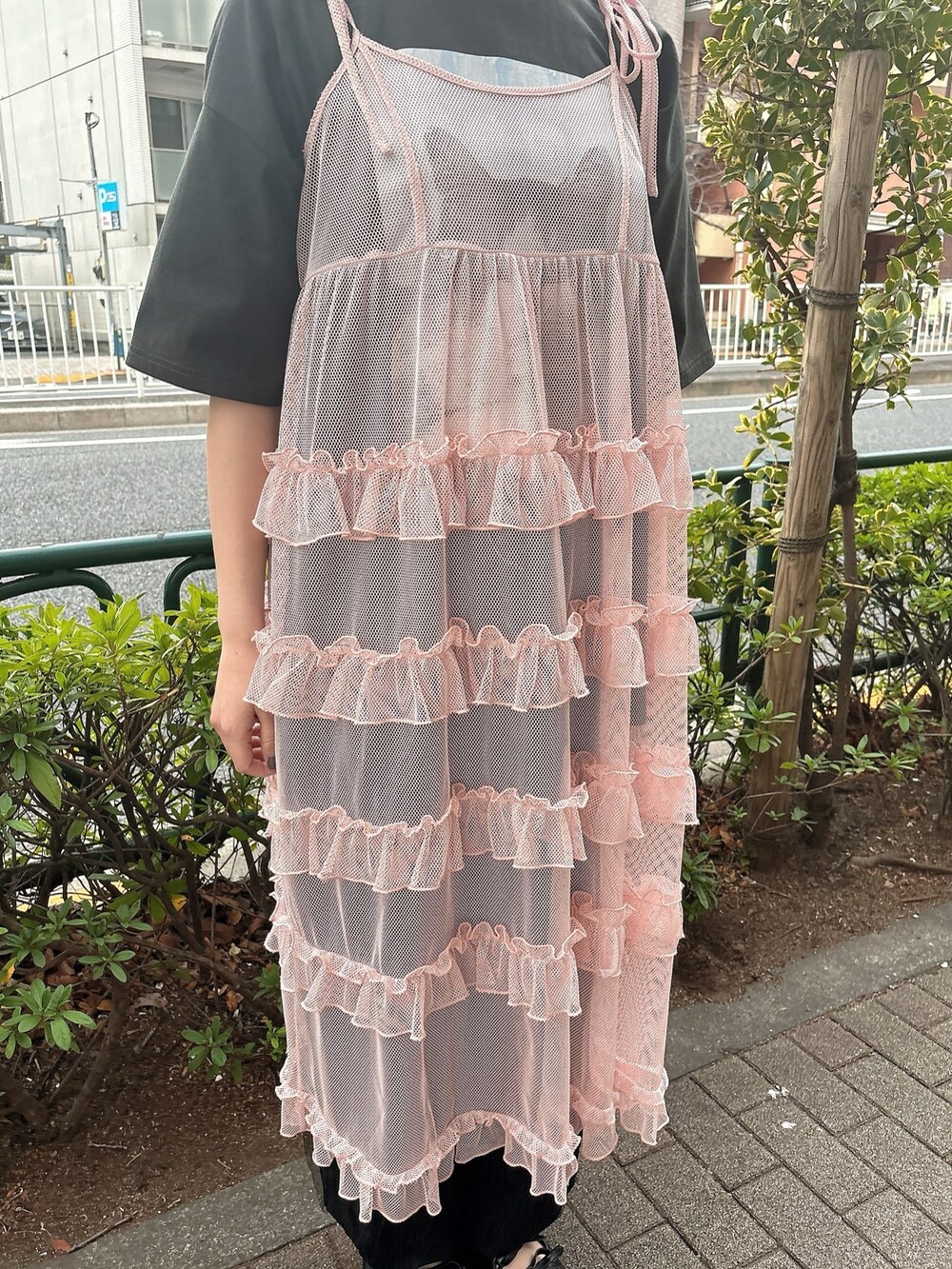 グレー系のTシャツ/カットソー、ピンク系のワンピース、ブラック系のカーゴパンツを着用したレディースの冬コーディネートの3枚目の写真