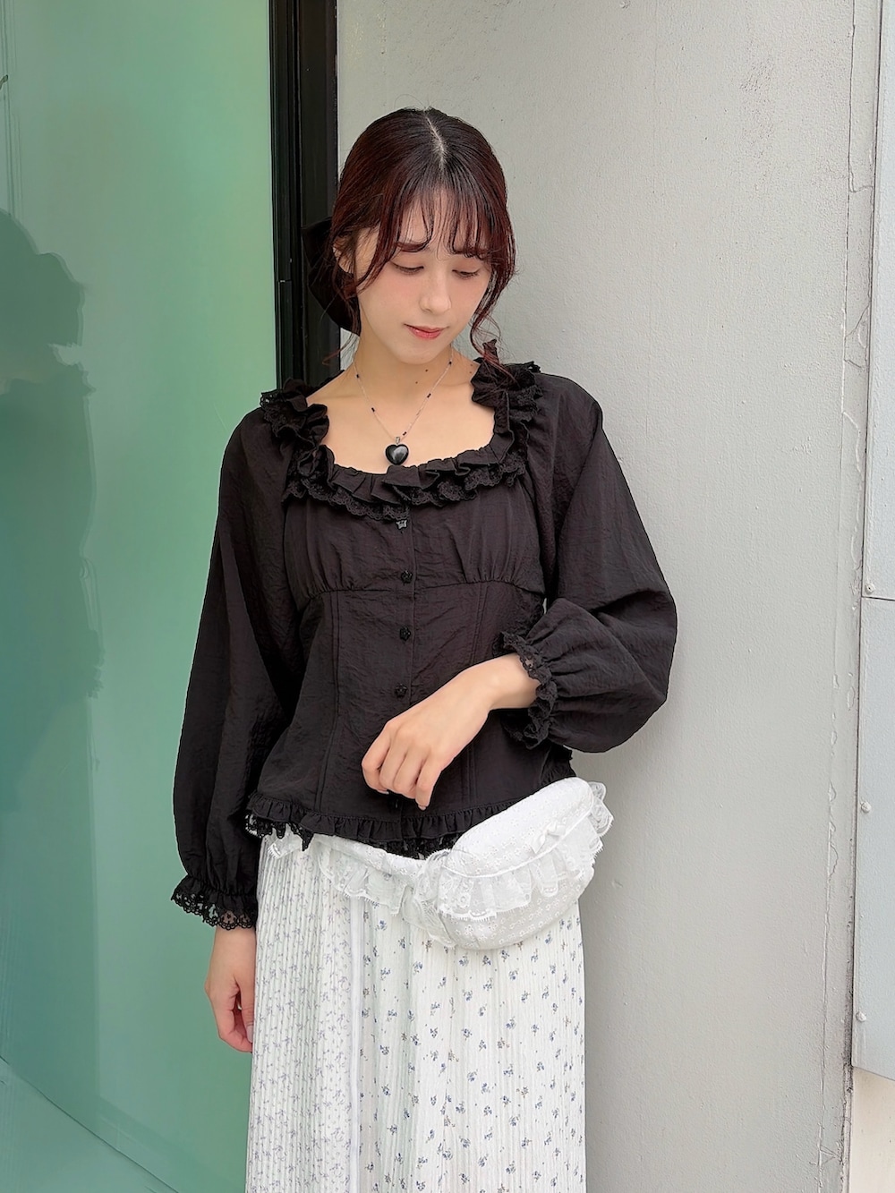 ブラック系のシャツ/ブラウス、ホワイト系のボディバッグ/ウエストポーチ、パープル系のスカートを着用したレディースの春コーディネートの3枚目の写真