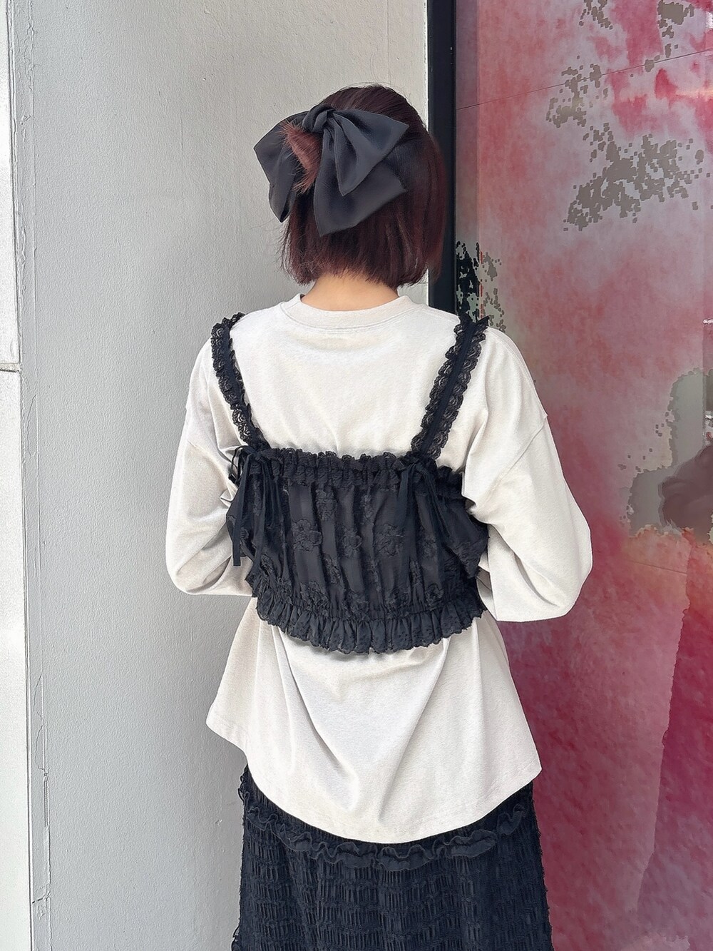 グレー系のTシャツ/カットソー、ブラック系のシャツ/ブラウス、ブラック系のスカートを着用したレディースの夏コーディネートの4枚目の写真