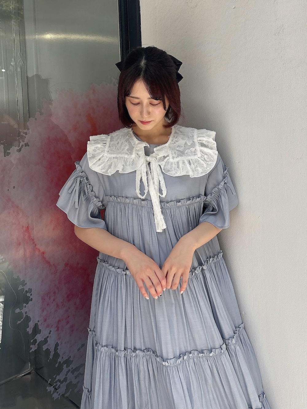 ブルー系のワンピース、ホワイト系のその他パンツ、ホワイト系のスニーカーを着用したレディースの夏コーディネートの3枚目の写真