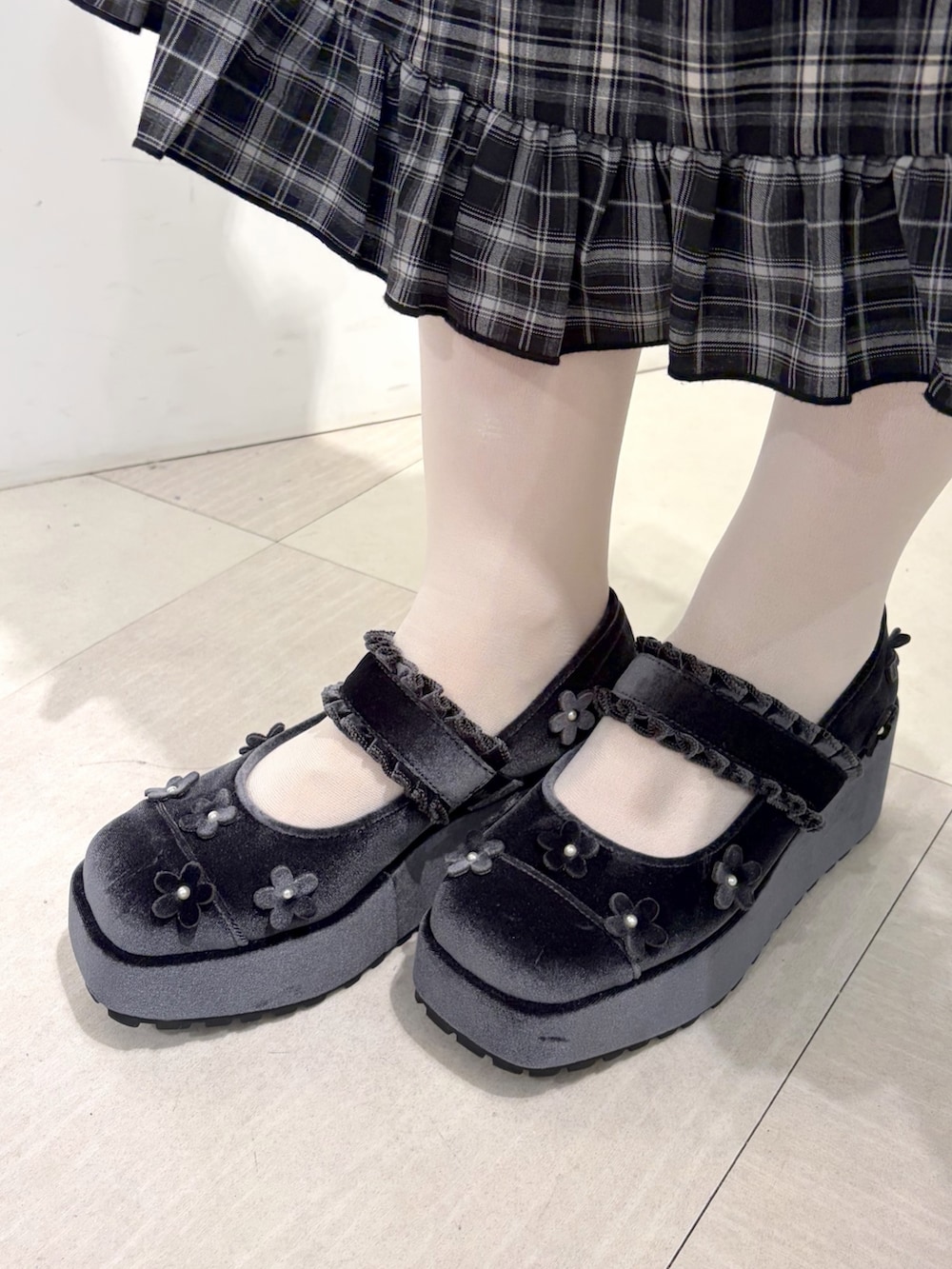 グレー系のニット/セーター、ブラック系のスカート、ブルー系のバレエシューズを着用したレディースの夏コーディネートの8枚目の写真