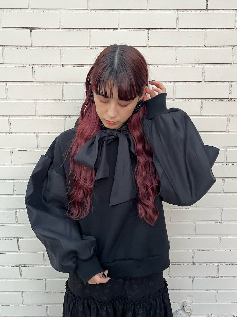 ブラック系のモカシン/デッキシューズ、ブラック系のスカート、ブラック系のパーカーを着用したレディースの冬コーディネートの2枚目の写真