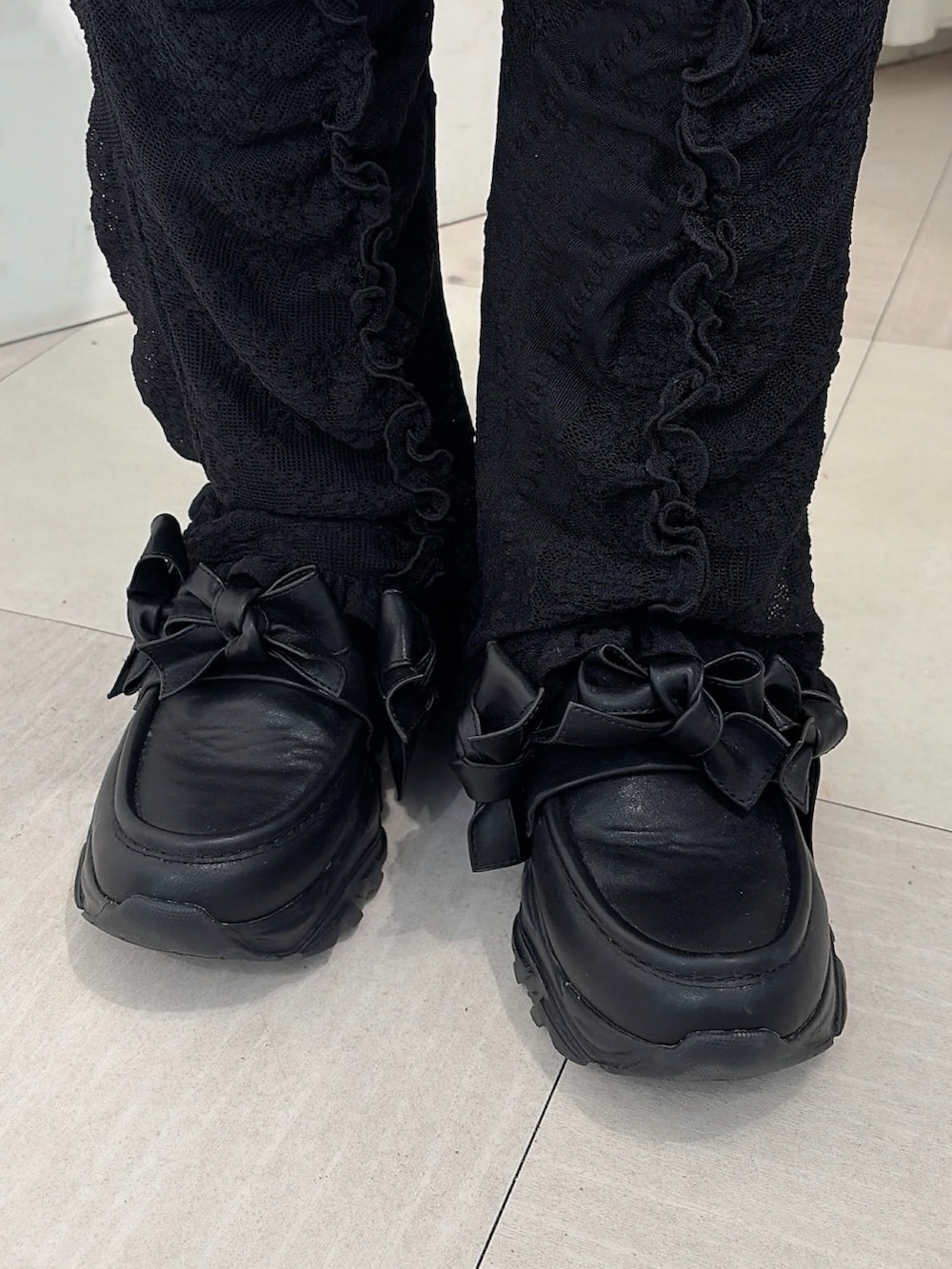 ベージュ系のシャツ/ブラウス、グレー系のワンピース、ブラック系のその他パンツを着用したレディースの冬コーディネートの7枚目の写真