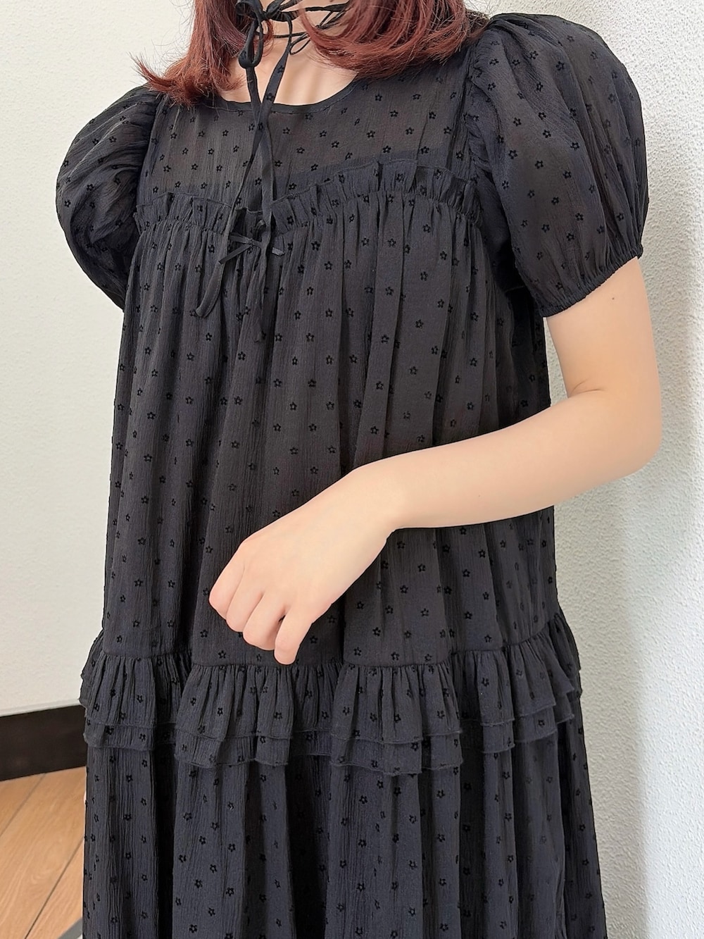 ブラック系のワンピース、ブラック系のスニーカー、ブラック系のカチューシャを着用したレディースの春コーディネートの5枚目の写真