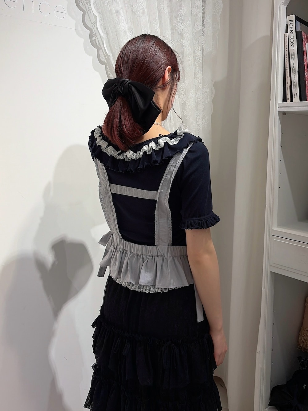 ブルー系のTシャツ/カットソー、ブルー系のシャツ/ブラウス、ブラック系のスカートを着用したレディースの春コーディネートの4枚目の写真