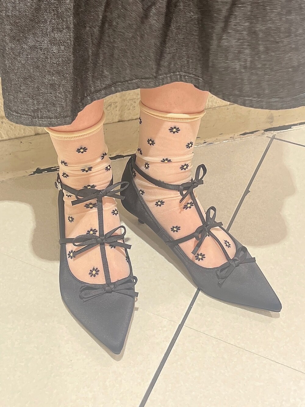 ブルー系のシャツ/ブラウス、ブラック系のワンピース、ブラック系のパンプスを着用したレディースの春コーディネートの3枚目の写真