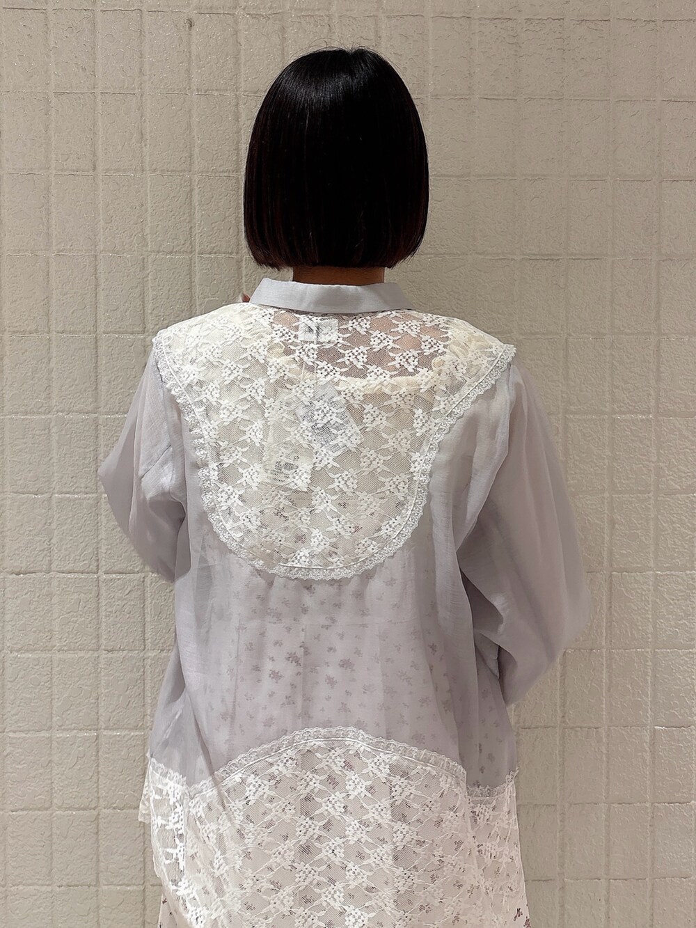 ホワイト系のワンピース、ホワイト系のその他パンツ、ホワイト系のローファーを着用したレディースの冬コーディネートの4枚目の写真