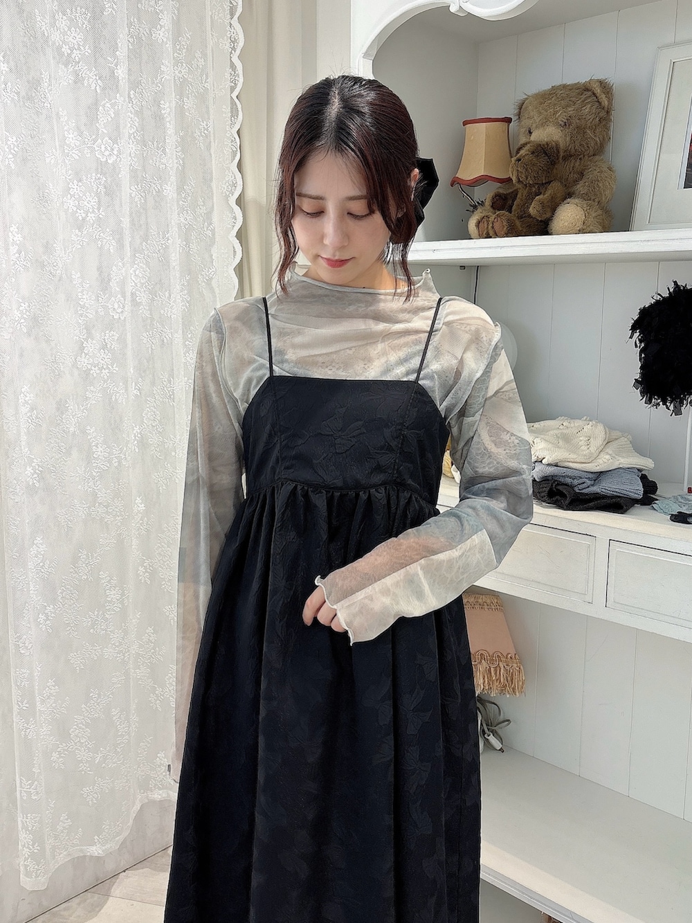 ブラック系のワンピース、グリーン系のTシャツ/カットソー、ブラック系のブーツを着用したレディースの夏コーディネートの3枚目の写真