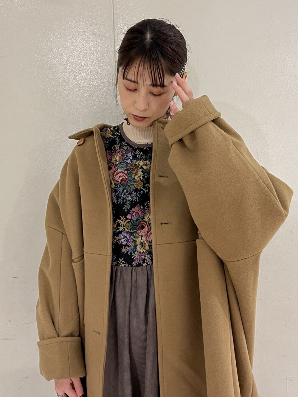 ベージュ系のその他アウター、ブラック系のローファー、ブラウン系のワンピースを着用したレディースの冬コーディネートの2枚目の写真