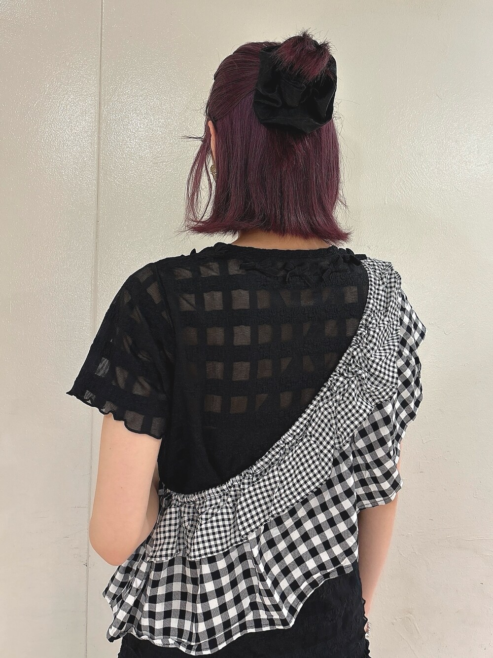 ブラック系のスカート、ブラック系のTシャツ/カットソー、ゴールド系のバレエシューズを着用したレディースの春コーディネートの4枚目の写真