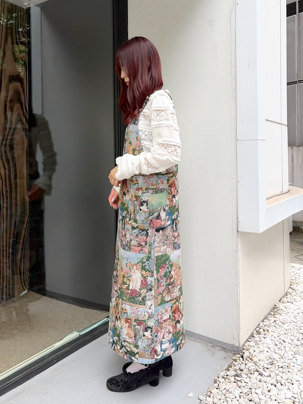 グリーン系のジャンパースカート、ブラック系のパンプス、ホワイト系のTシャツ/カットソーを着用したレディースの夏コーディネートの5枚目の写真