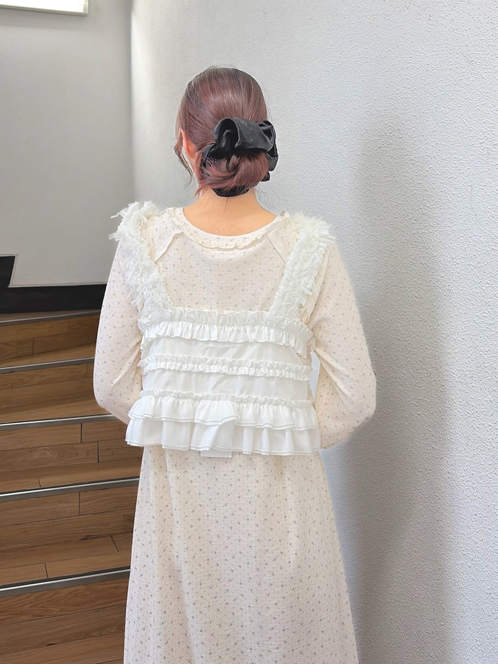 ピンク系のワンピース、ホワイト系のキャミソール、ホワイト系のバレエシューズを着用したレディースの夏コーディネートの4枚目の写真