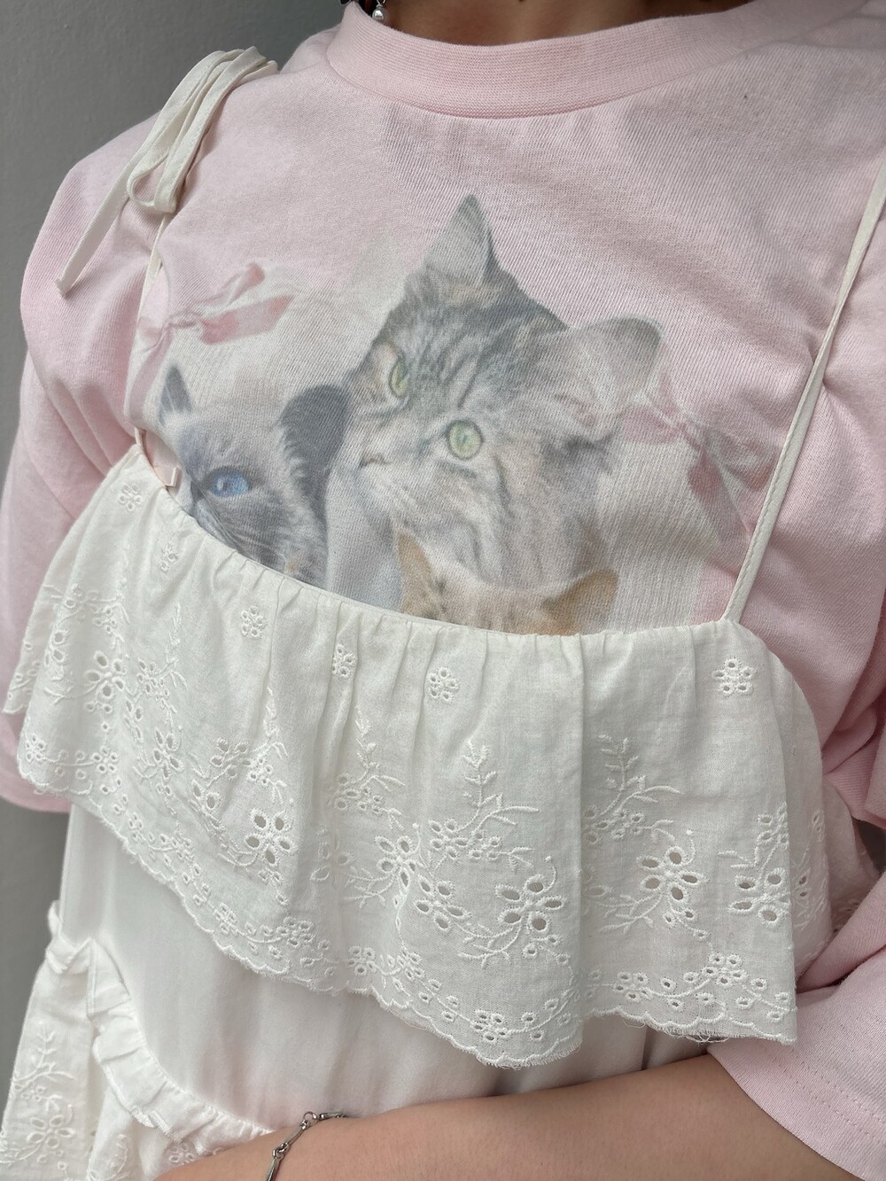 ピンク系のTシャツ/カットソー、ホワイト系のワンピース、ホワイト系のスニーカーを着用したレディースの春コーディネートの6枚目の写真