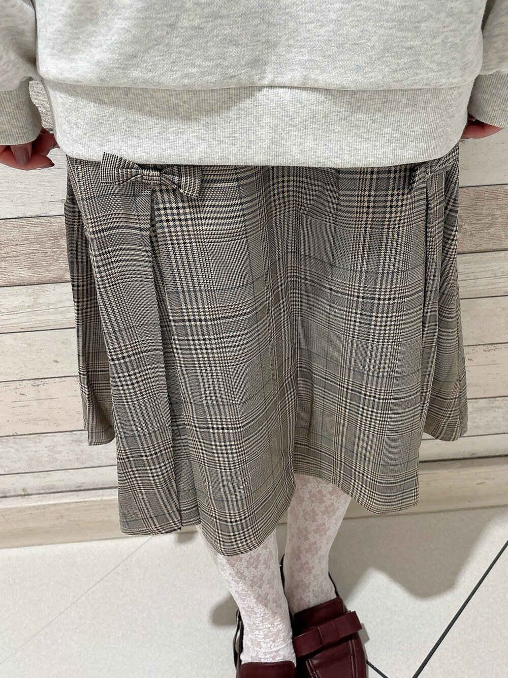 グレー系のスウェット、その他のスカート、レッド系のローファーを着用したレディースの秋コーディネートの6枚目の写真