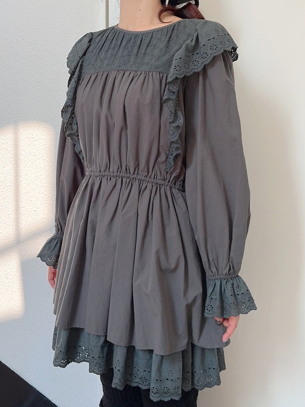 グレー系のワンピース、ホワイト系のショルダーバッグ、ブラック系のその他パンツを着用したレディースの夏コーディネートの6枚目の写真
