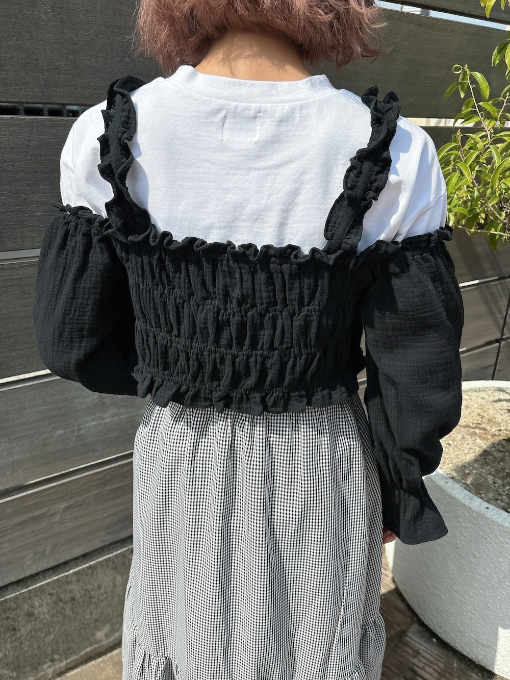 ブラック系のスカート、ホワイト系のTシャツ/カットソー、ブラック系のシャツ/ブラウスを着用したレディースの春コーディネートの7枚目の写真