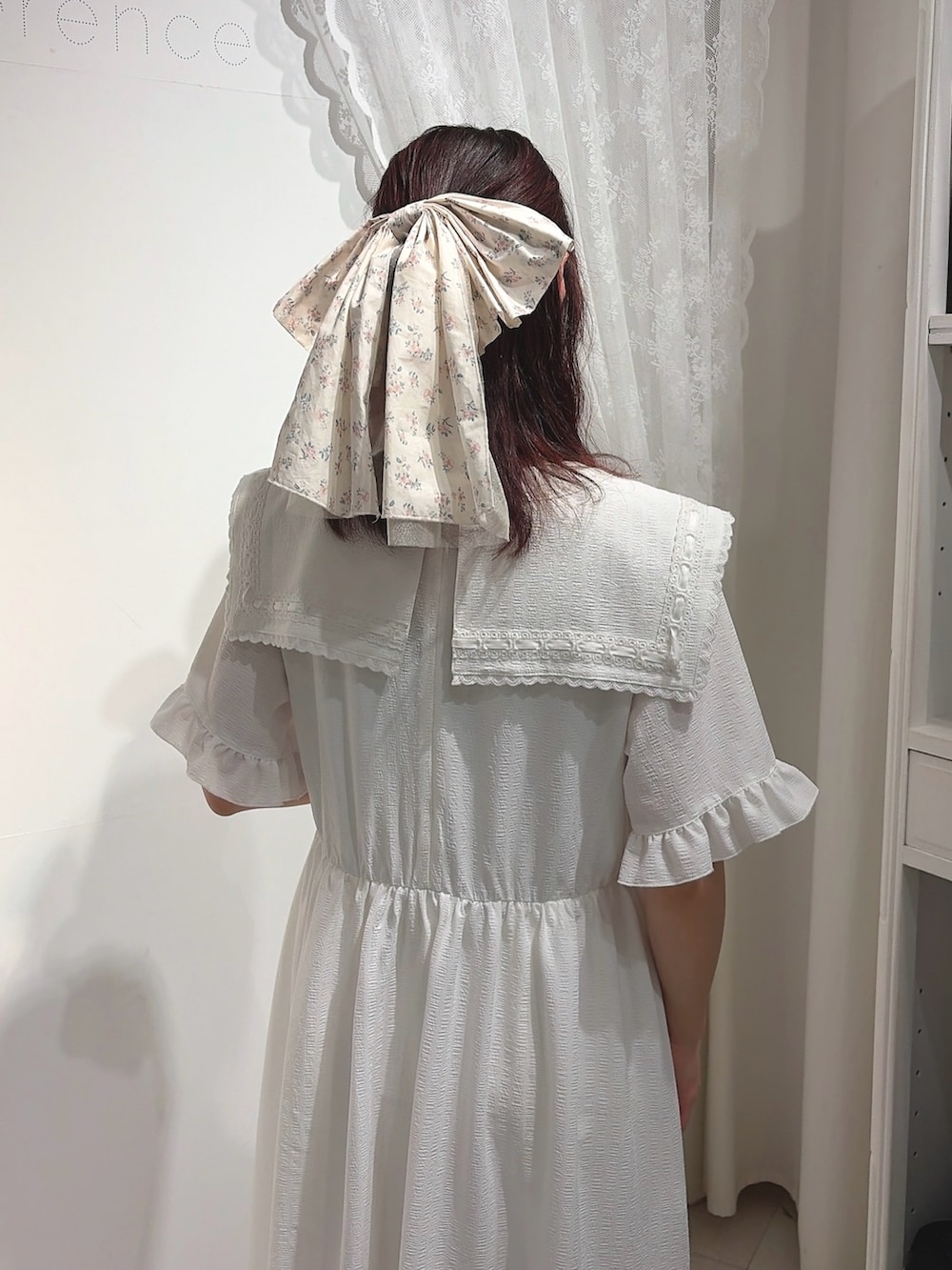 ホワイト系のワンピース、ホワイト系のバレエシューズを着用したレディースの春コーディネートの4枚目の写真