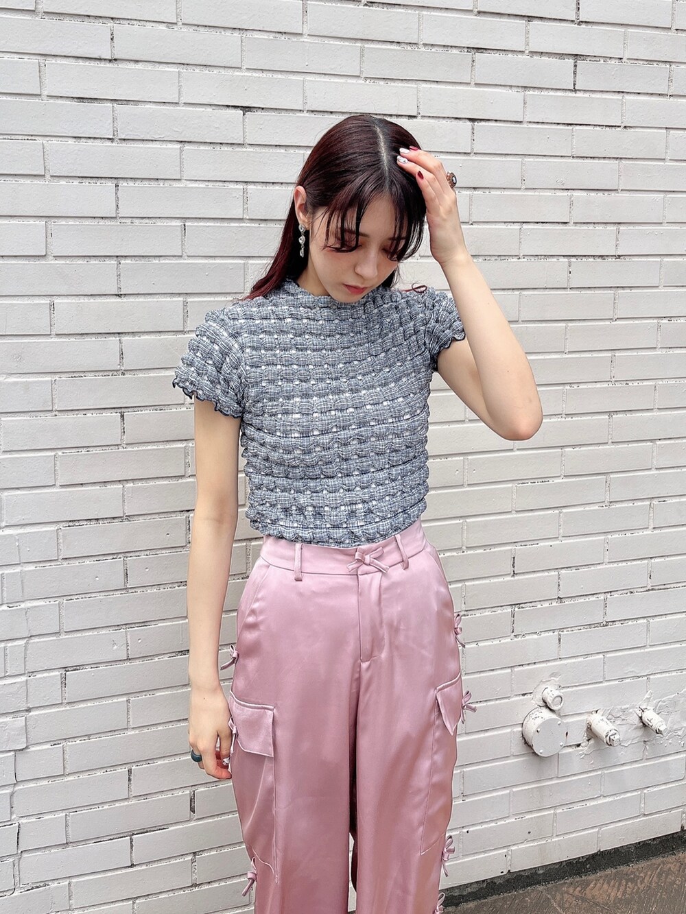 ブルー系のTシャツ/カットソー、ブラック系のサンダル、ピンク系のカーゴパンツを着用したレディースの夏コーディネートの2枚目の写真