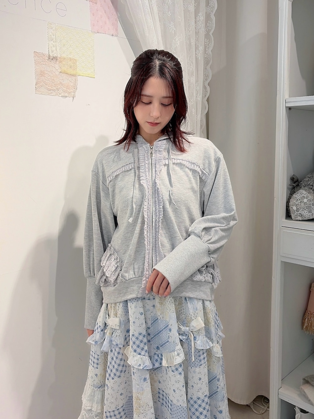 グレー系のパーカー、ブルー系のスカート、ホワイト系のバレエシューズを着用したレディースの冬コーディネートの3枚目の写真