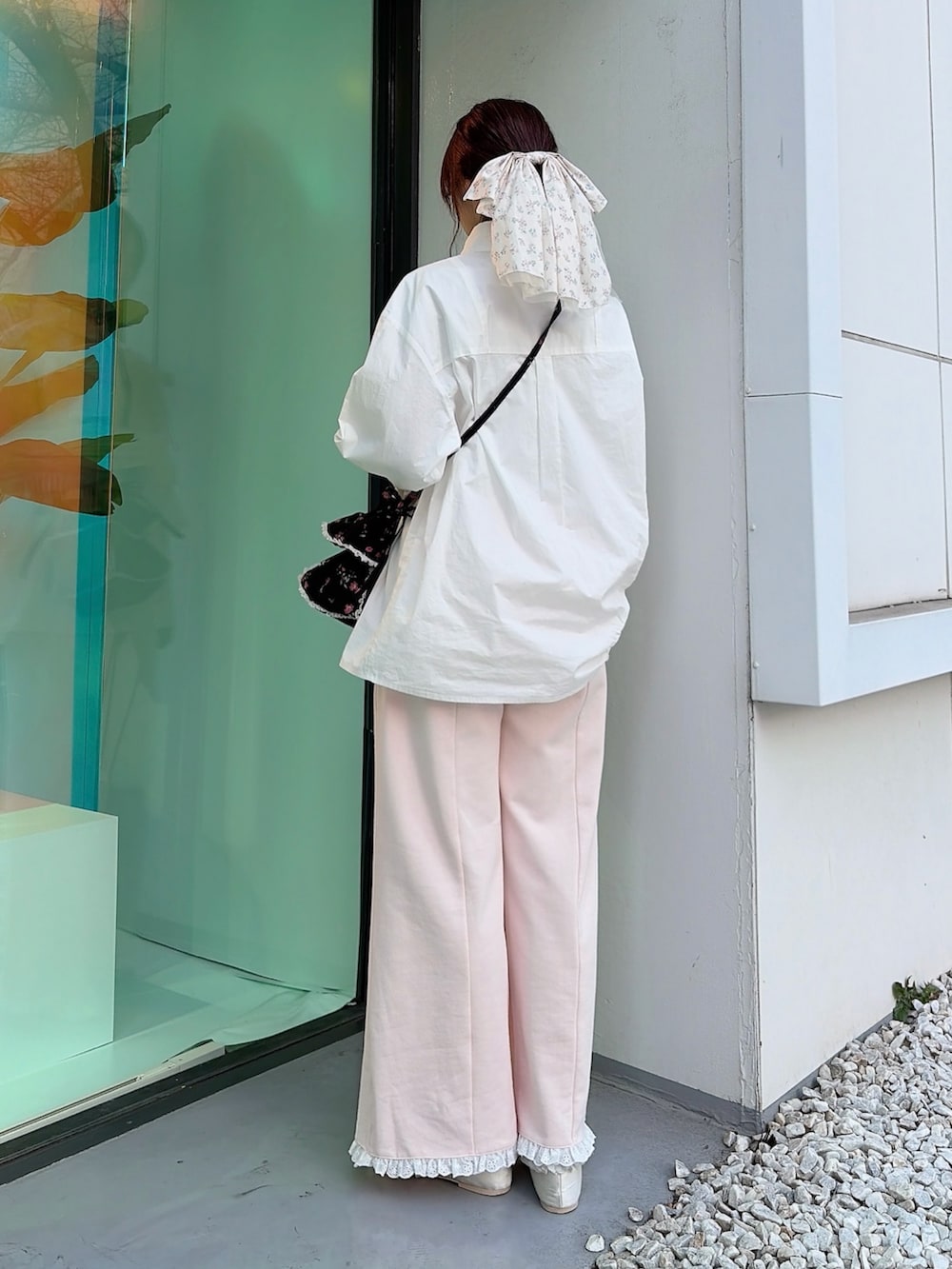 ホワイト系のシャツ/ブラウス、ピンク系のスウェットパンツ、ホワイト系のバレエシューズを着用したレディースの冬コーディネートの2枚目の写真