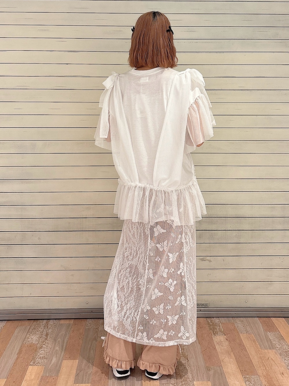 ホワイト系のスカート、ホワイト系のTシャツ/カットソー、ピンク系のスウェットパンツを着用したレディースの春コーディネートの2枚目の写真