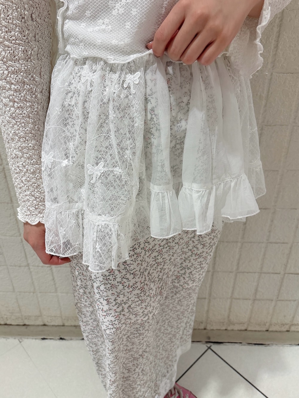 ホワイト系のカーディガン/ボレロ、ホワイト系のスカート、ホワイト系のスカートを着用したレディースの冬コーディネートの6枚目の写真