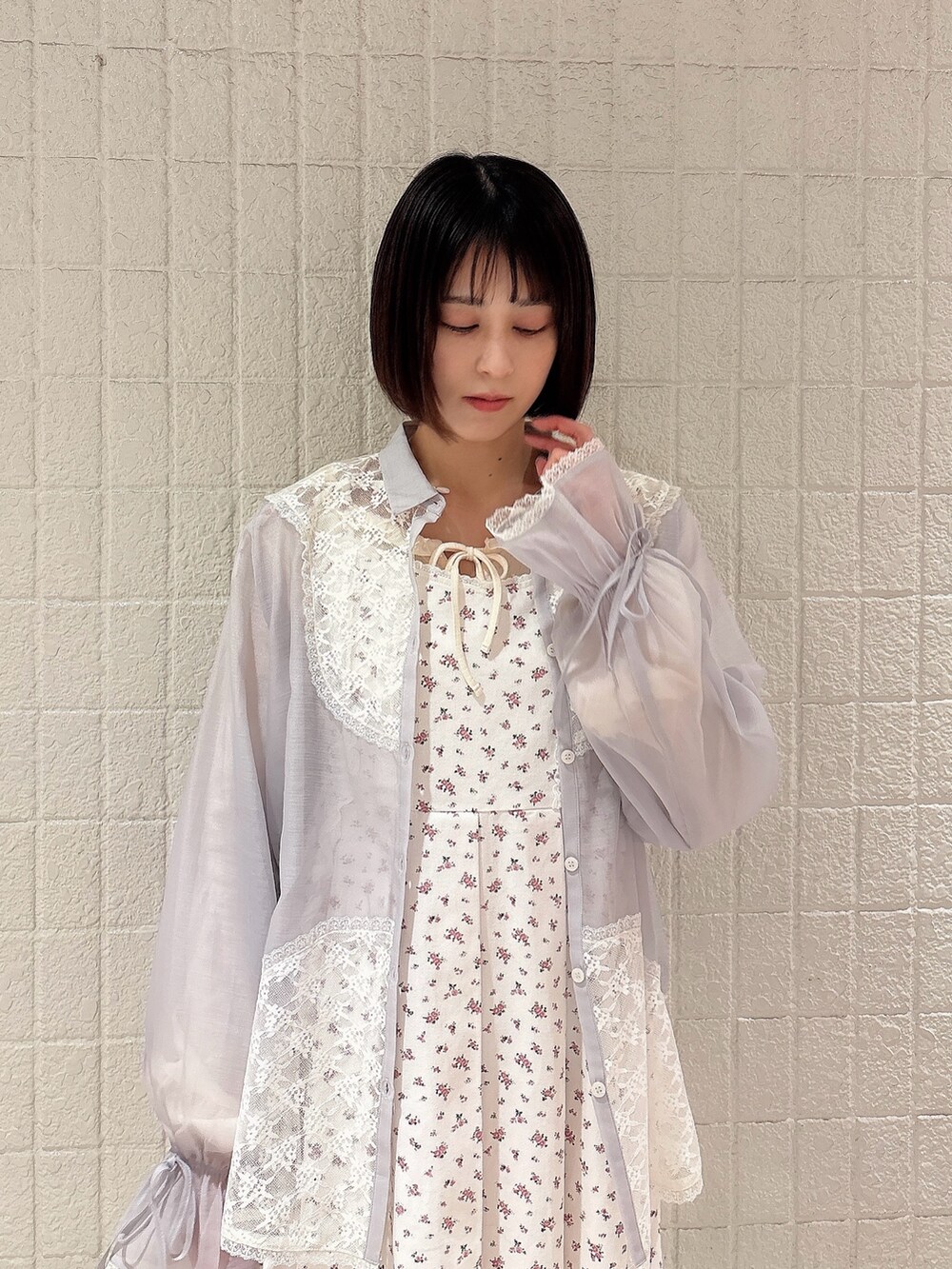 ホワイト系のワンピース、ホワイト系のその他パンツ、ホワイト系のローファーを着用したレディースの冬コーディネートの3枚目の写真