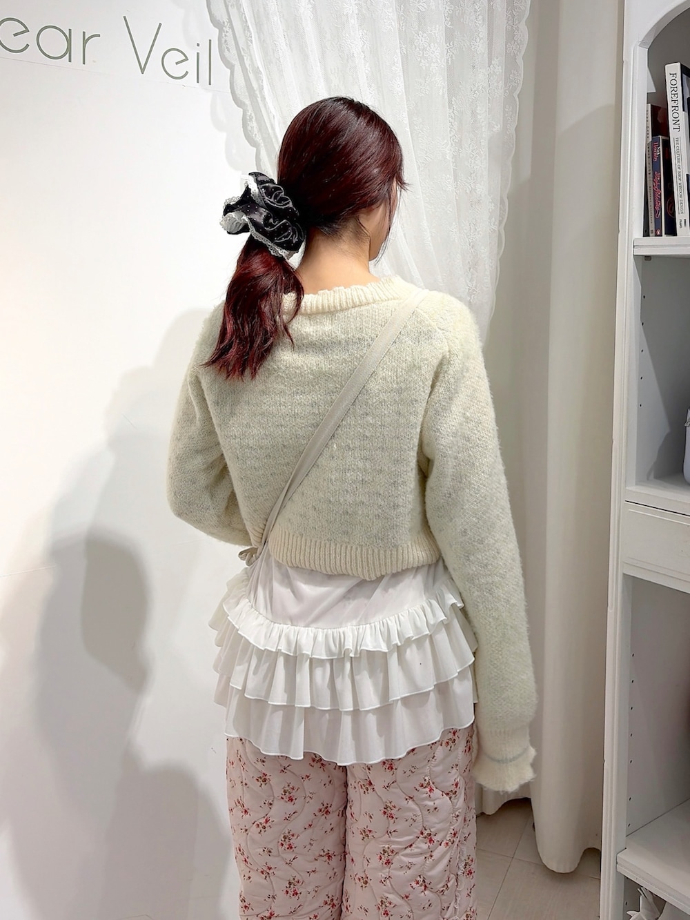 ホワイト系のカーディガン/ボレロ、ホワイト系のTシャツ/カットソー、ベージュ系のショルダーバッグを着用したレディースの秋コーディネートの5枚目の写真