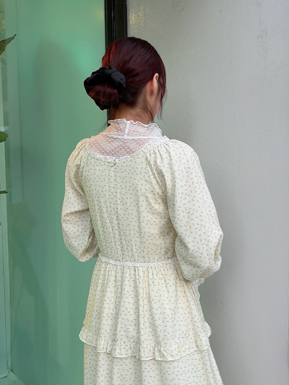 ホワイト系のTシャツ/カットソー、ベージュ系のワンピース、ホワイト系のスニーカーを着用したレディースの冬コーディネートの4枚目の写真