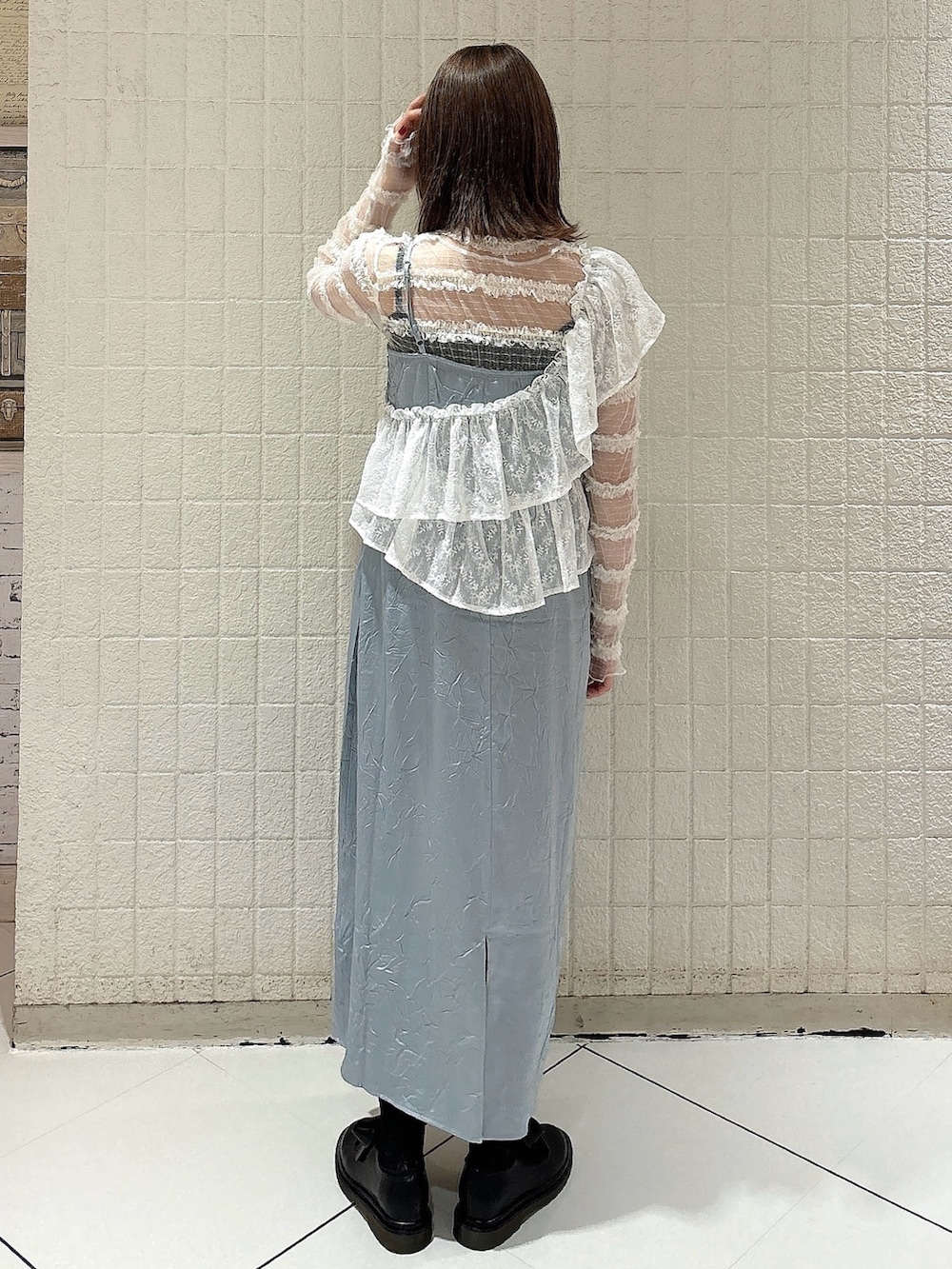 ブルー系のワンピース、ホワイト系のTシャツ/カットソー、ブラック系のバレエシューズを着用したレディースの夏コーディネートの2枚目の写真