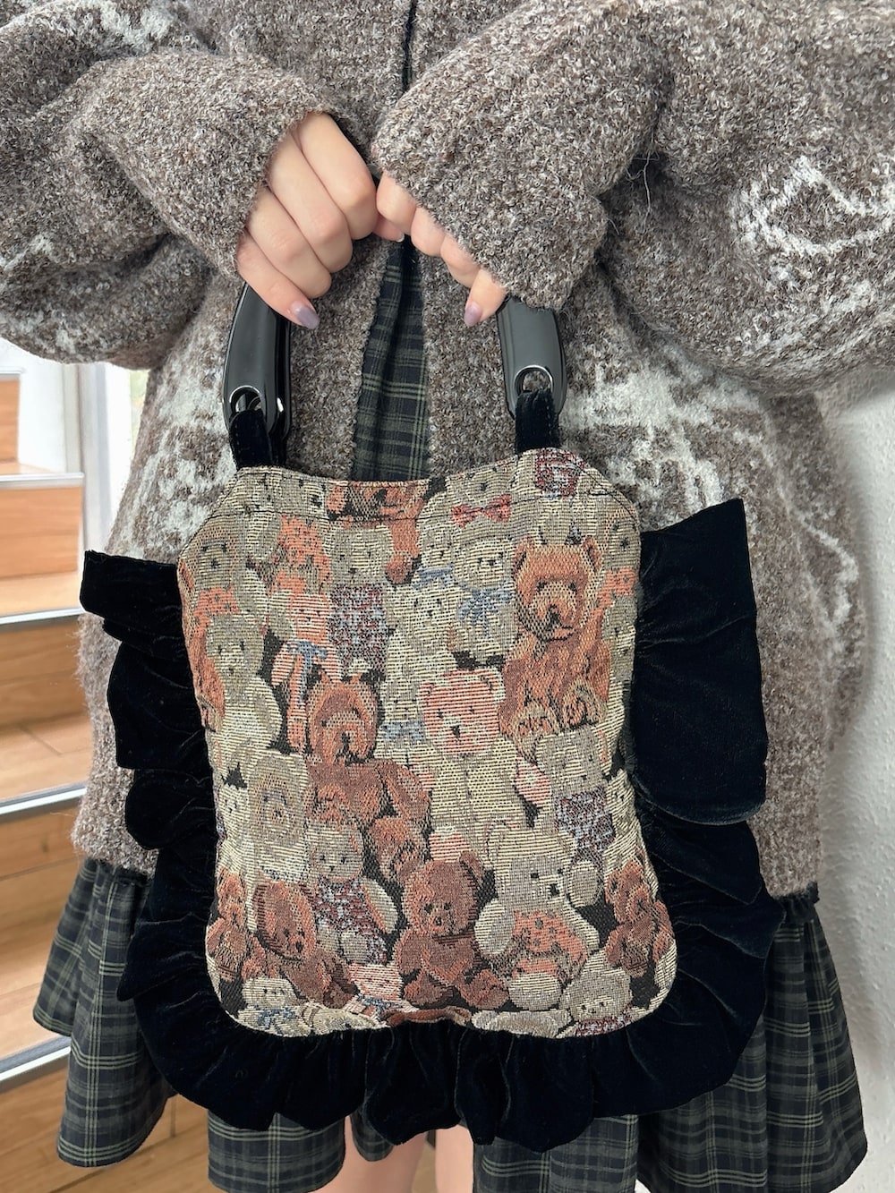 グリーン系のワンピース、ブラウン系のカーディガン/ボレロ、レッド系のローファーを着用したレディースの秋コーディネートの6枚目の写真