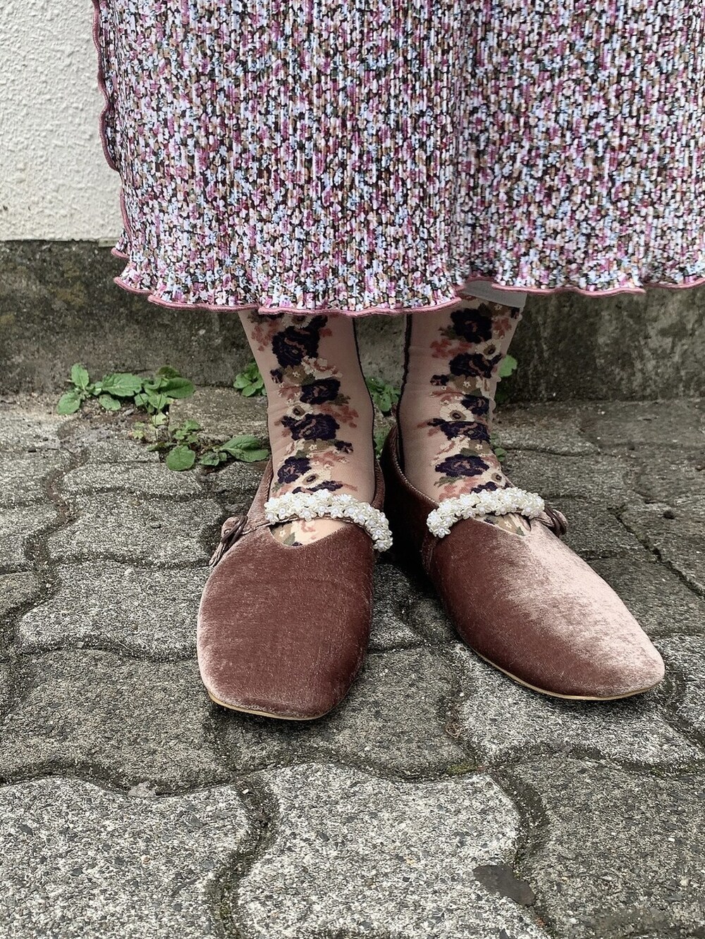 ピンク系のワンピース、ピンク系のパンプス、ベージュ系のカーディガン/ボレロを着用したレディースの秋コーディネートの3枚目の写真