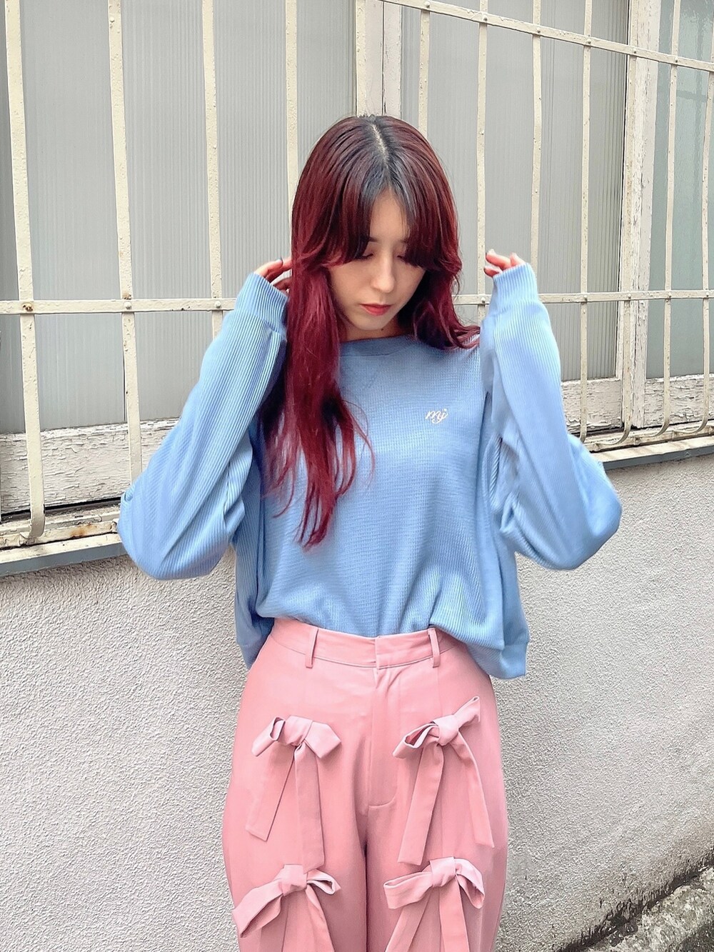 ブルー系のTシャツ/カットソー、ピンク系のその他パンツ、ホワイト系のスニーカーを着用したレディースの春コーディネートの2枚目の写真