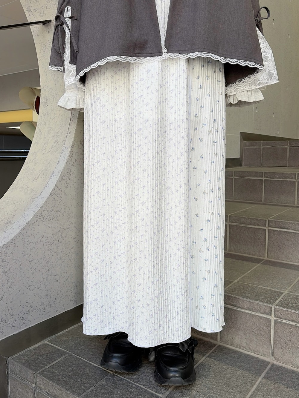 グレー系のテーラードジャケット、グレー系のTシャツ/カットソー、パープル系のスカートを着用したレディースの冬コーディネートの6枚目の写真