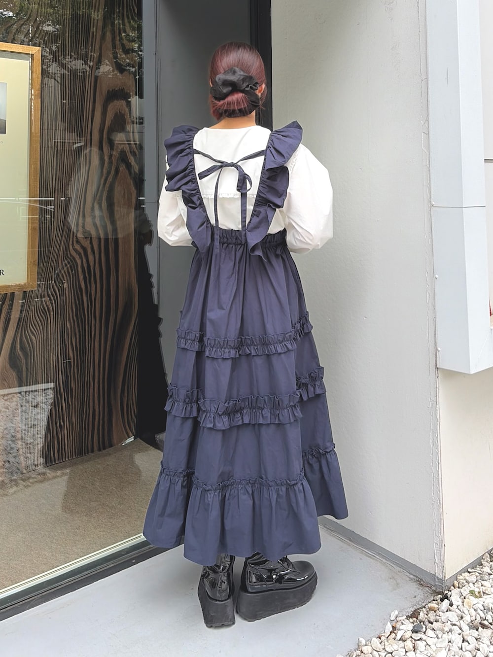 ホワイト系のシャツ/ブラウス、ブルー系のワンピース、ブラック系のブーツを着用したレディースの夏コーディネートの2枚目の写真