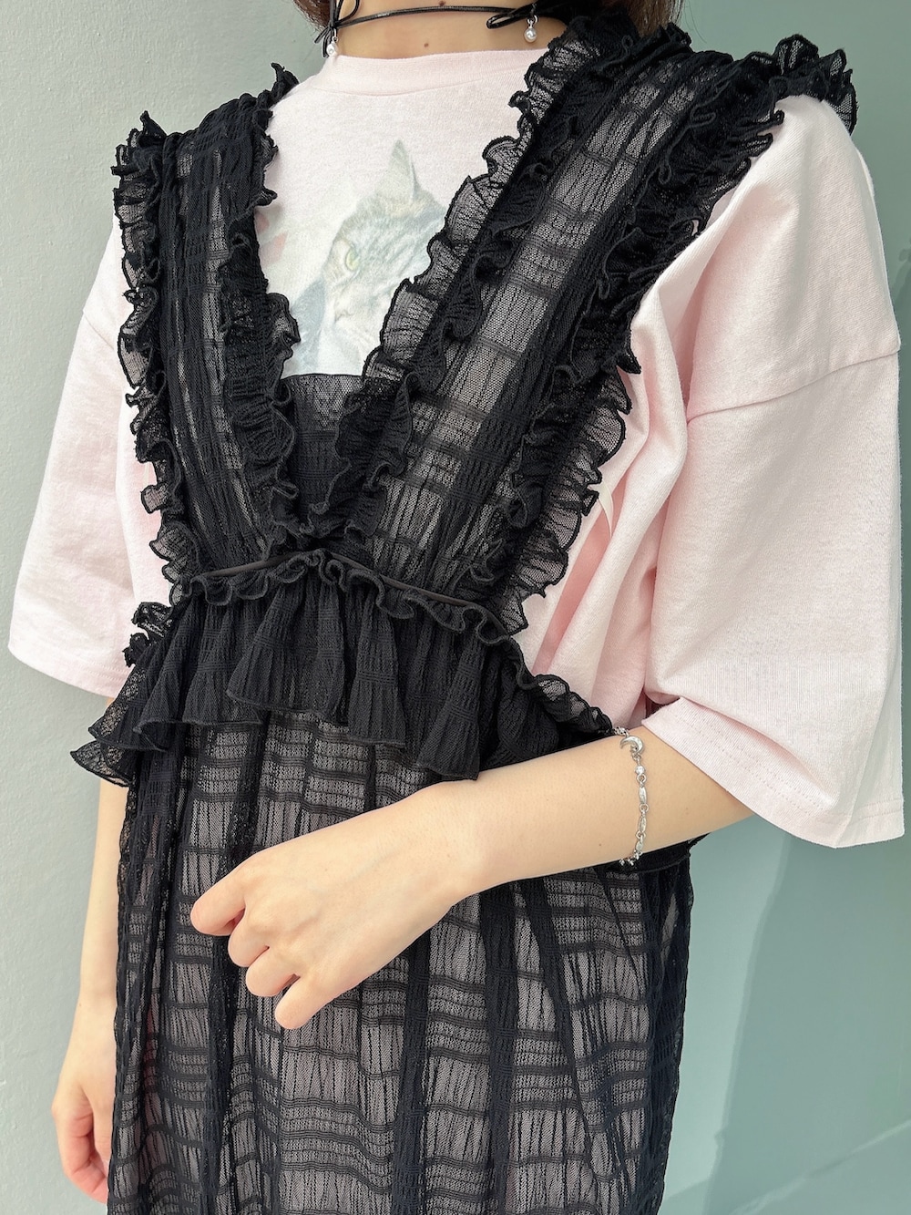 ブラック系のワンピース、ピンク系のTシャツ/カットソー、その他のデニムパンツを着用したレディースの春コーディネートの5枚目の写真