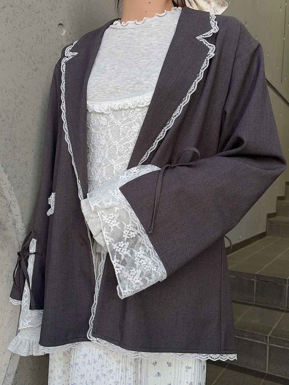 グレー系のテーラードジャケット、グレー系のTシャツ/カットソー、パープル系のスカートを着用したレディースの冬コーディネートの5枚目の写真