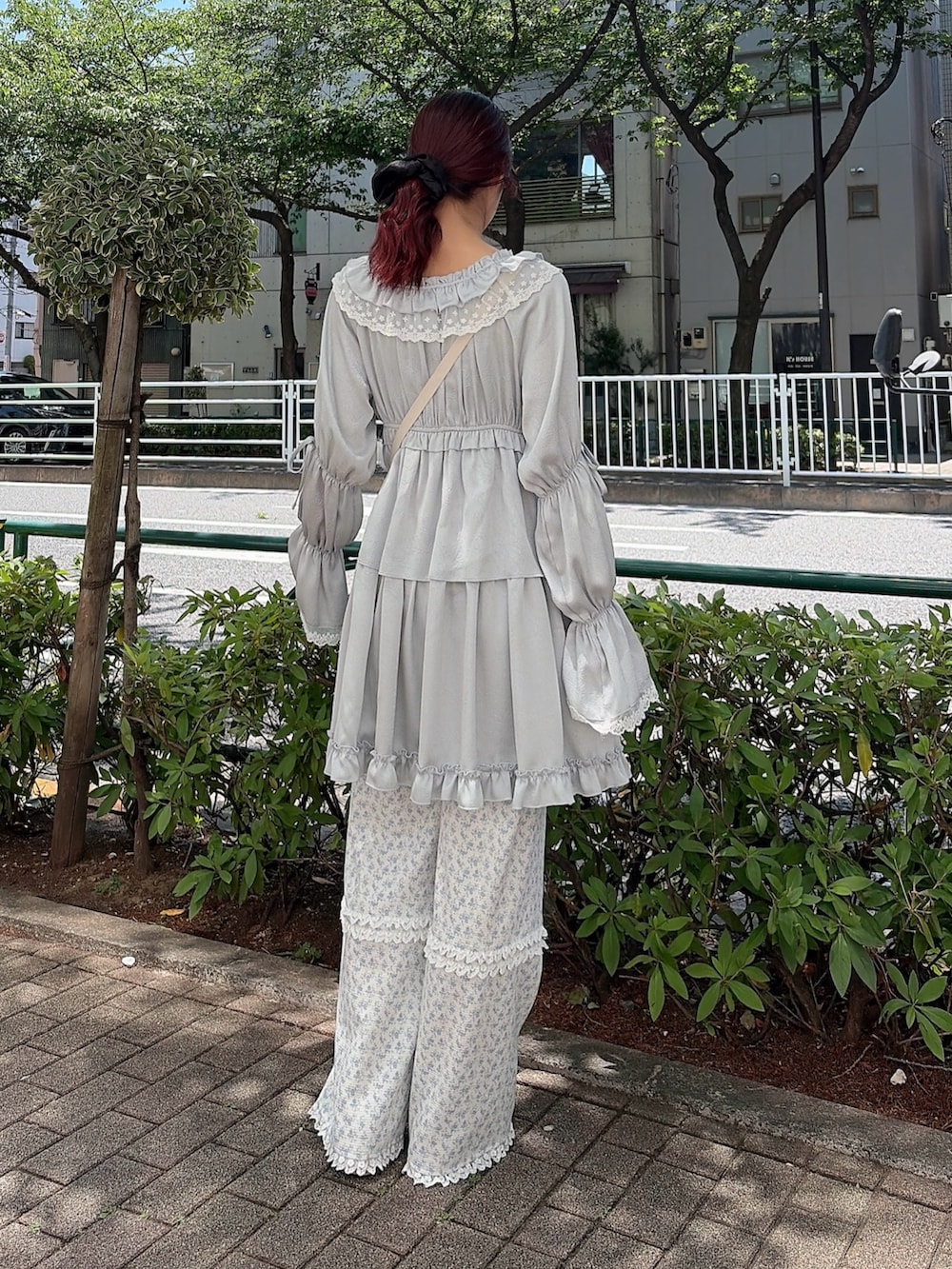 ブルー系のワンピース、ホワイト系のショルダーバッグ、ブルー系のカーゴパンツを着用したレディースの春コーディネートの2枚目の写真