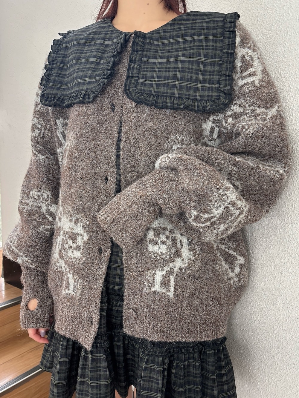 グリーン系のワンピース、ブラウン系のカーディガン/ボレロ、レッド系のローファーを着用したレディースの秋コーディネートの5枚目の写真