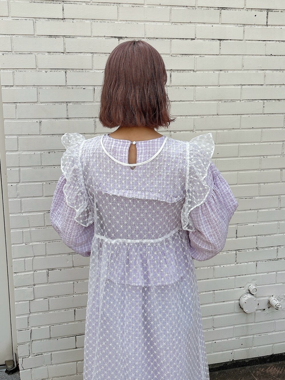 ホワイト系のワンピース、パープル系のワンピース、ホワイト系のパンプスを着用したレディースの春コーディネートの4枚目の写真