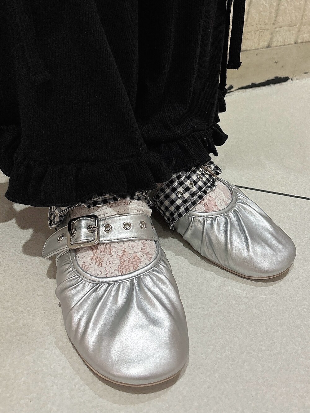 グレー系のワンピース、ブラック系のスウェットパンツ、シルバー系のバレエシューズを着用したレディースの夏コーディネートの7枚目の写真