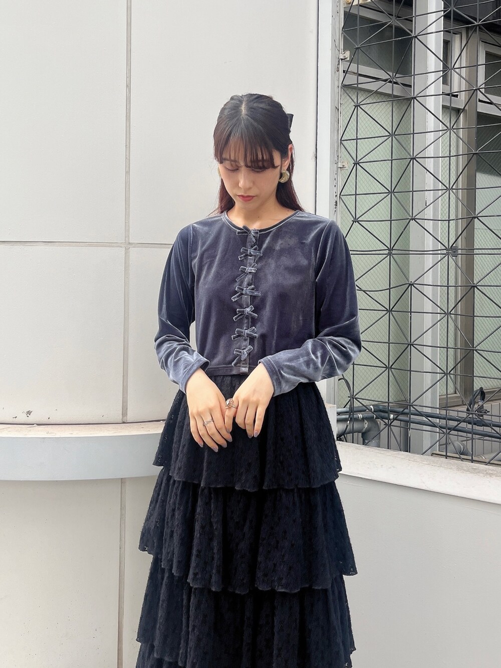 ブラック系のスカート、ブラック系のサンダル、ブルー系のカーディガン/ボレロを着用したレディースの夏コーディネートの2枚目の写真