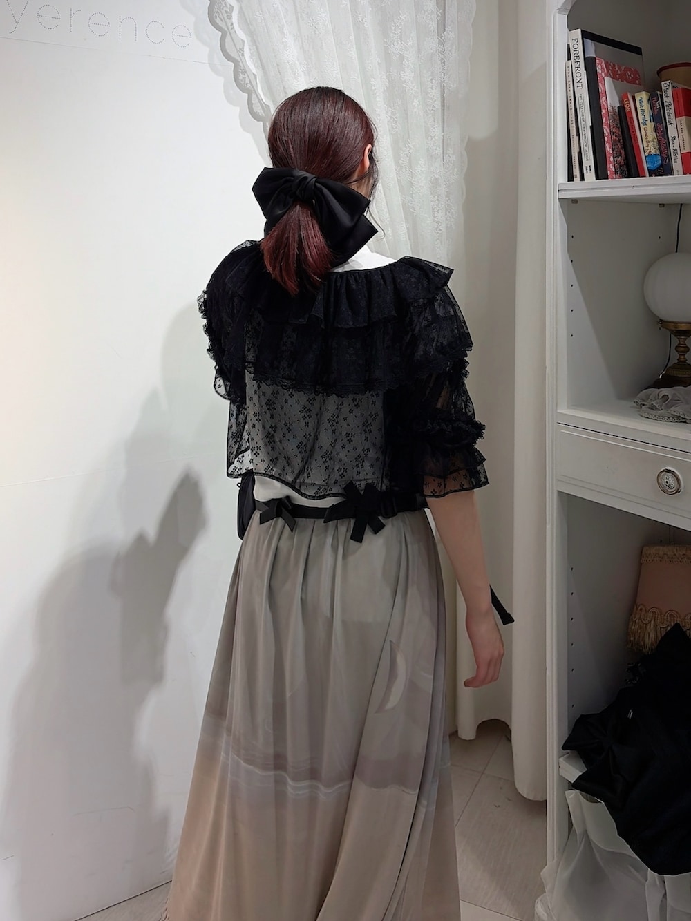 ブラック系のカーディガン/ボレロ、グレー系のスカート、ホワイト系のバレエシューズを着用したレディースの春コーディネートの4枚目の写真