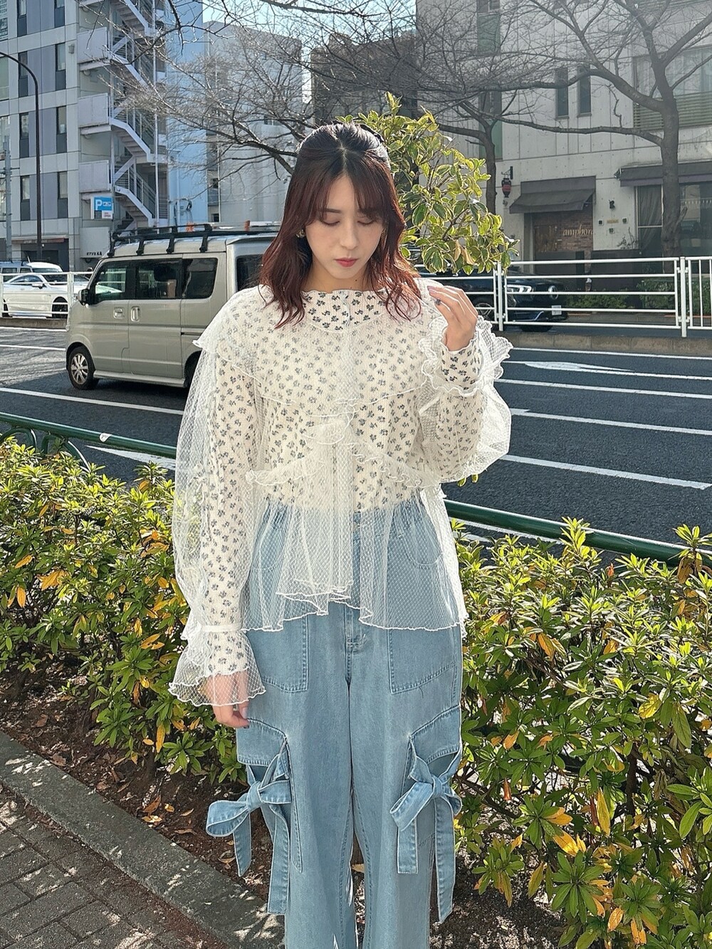 ブルー系のTシャツ/カットソー、ホワイト系のシャツ/ブラウス、ブルー系のデニムパンツを着用したレディースの冬コーディネートの3枚目の写真
